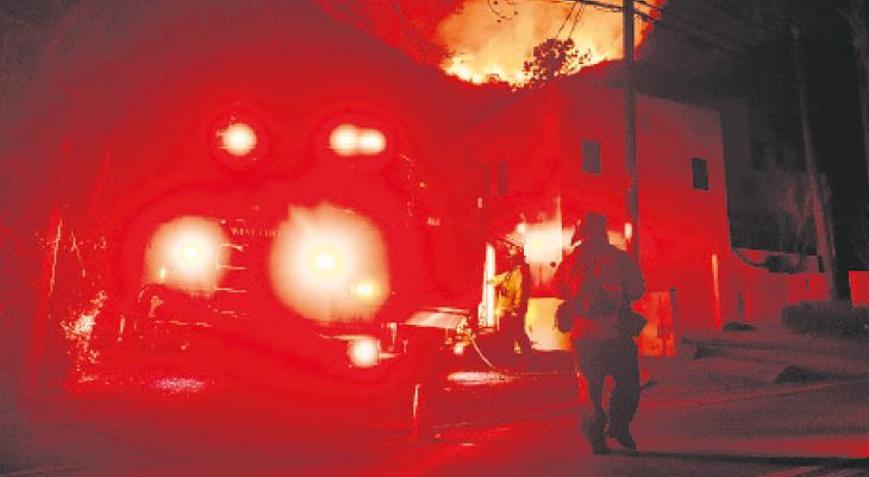 Alevlerin arasında kalan insanlar, yetkililere ateş püskürdü: Los Angeles isyanı