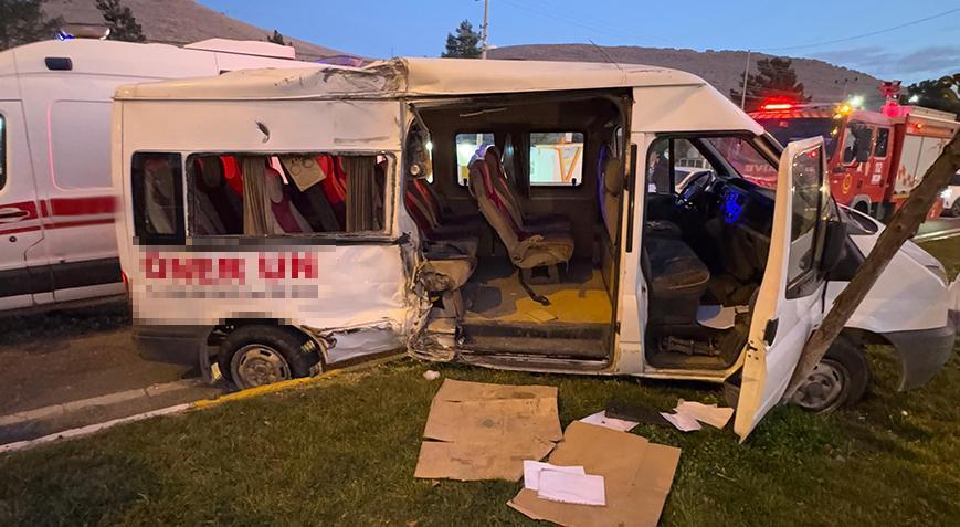 Mardinde işçi servisi ile kamyon çarpıştı Çok sayıda yaralı var