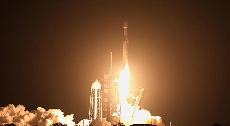 SpaceX, ABDli ve Japon şirketlere ait iki aracı Aya iniş için uzaya fırlattı