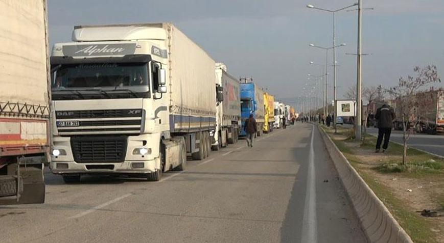 Öncüpınar Sınır Kapısında kilometrelerce tır kuyruğu