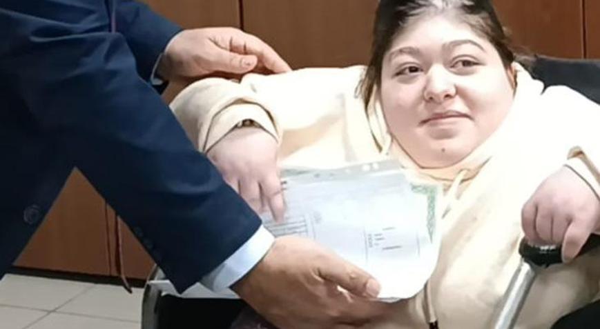 1inci sınıftan bu yana evde eğitim gördü, okulda ilk karnesini aldı