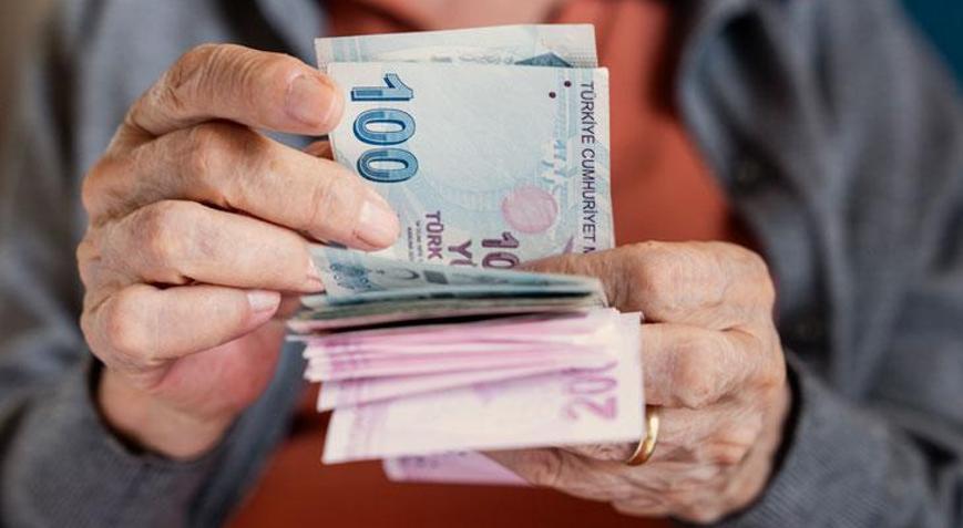 Zamlı emekli maaşları hesaplara yatmaya başladı