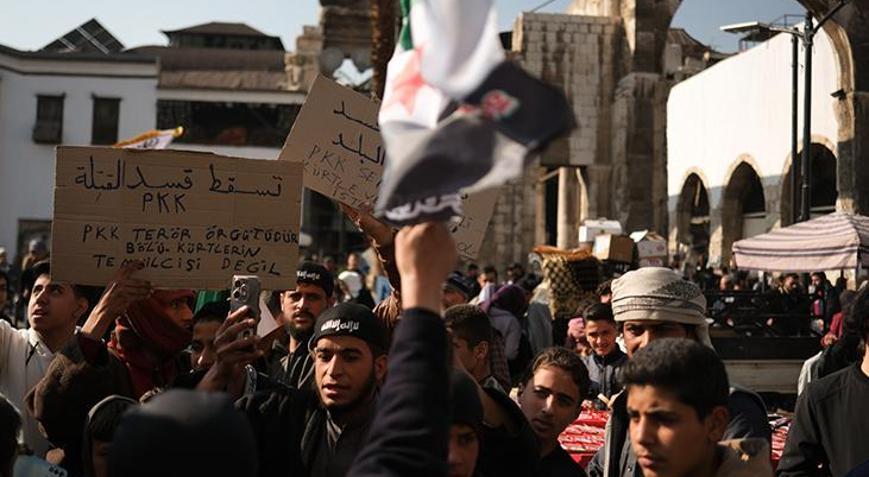 Şamdaki Emevi Camisinde cuma namazı sonrası terör örgütü PKK/YPG protestosu