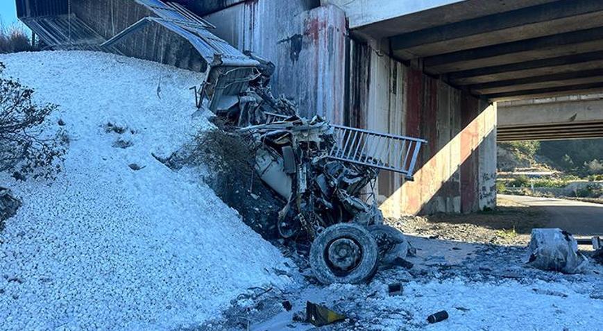 Hatay'da zincirleme kaza: 1 �l�, 2 yaral�