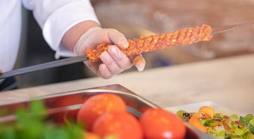 İsveçten tatil için geldiği İstanbulda gözaltına alındı Kebapçı Musaya büyük şok