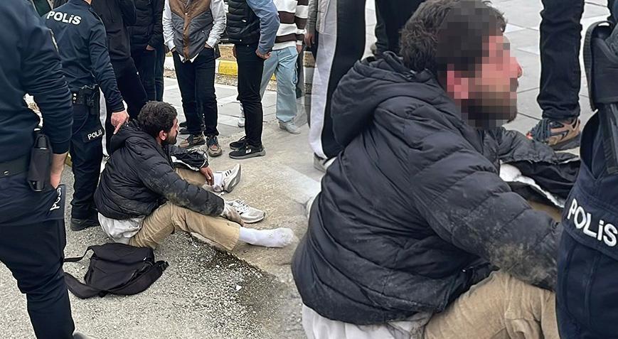 Yoldan geçenleri bıçakla tehdit edince dövülüp polise teslim edildi