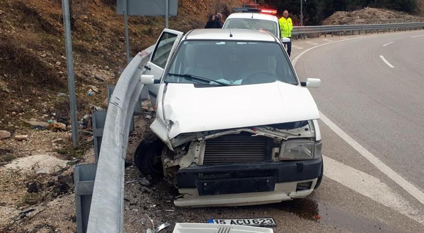 Otomobil bariyere çarptı, anne ile 3 çocuğu kazayı yara almadan atlattı