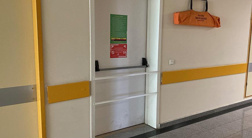 Hastanede yangın merdiveni girişlerinin kapatılma görüntülerine bakanlık açıklaması