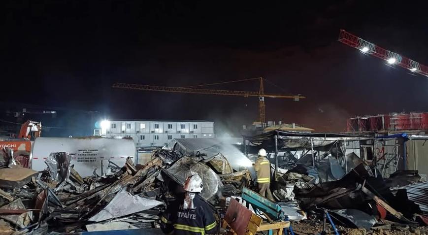 Arsuzda işçilerin yatakhanesi küle döndü