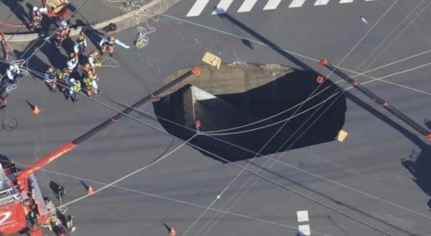 Japonyada yol çöktü, kamyon oluşan dev çukura düştü