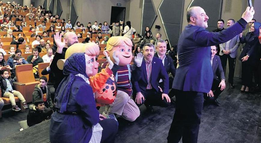 Varank karne alan çocuklara sinema bileti dağıttı