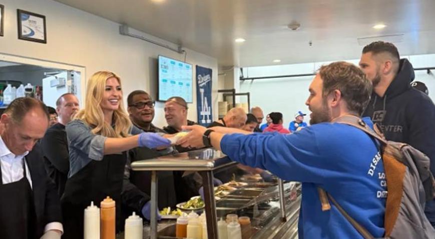 Trumpın kızı yangın mağdurlarına yemek dağıttı