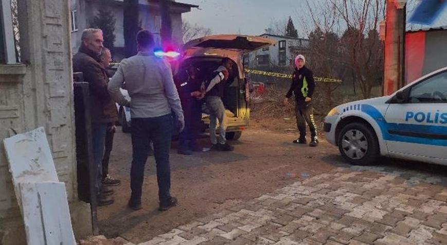 Kocaelide aranan bir şahıs ortalığı birbirine kattı Akrabalarıyla polislere saldırdı: 2 yaralı