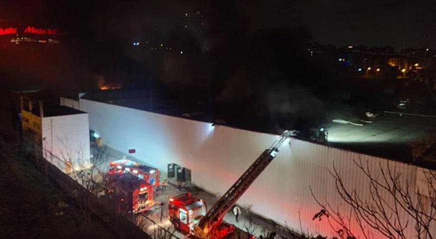 Esenyurtta AVMnin deposunda yangın