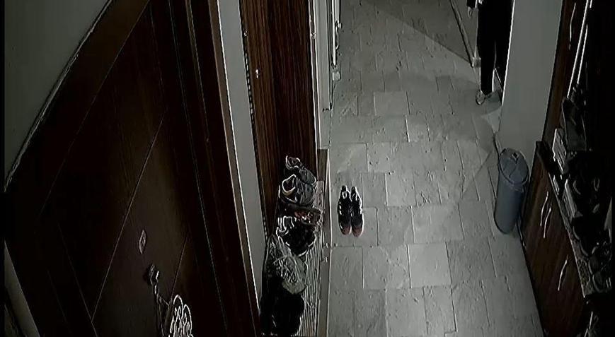 Daire önünden çaldıkları ayakkabıları bırakıp kaçtılar; o anlar kamerada