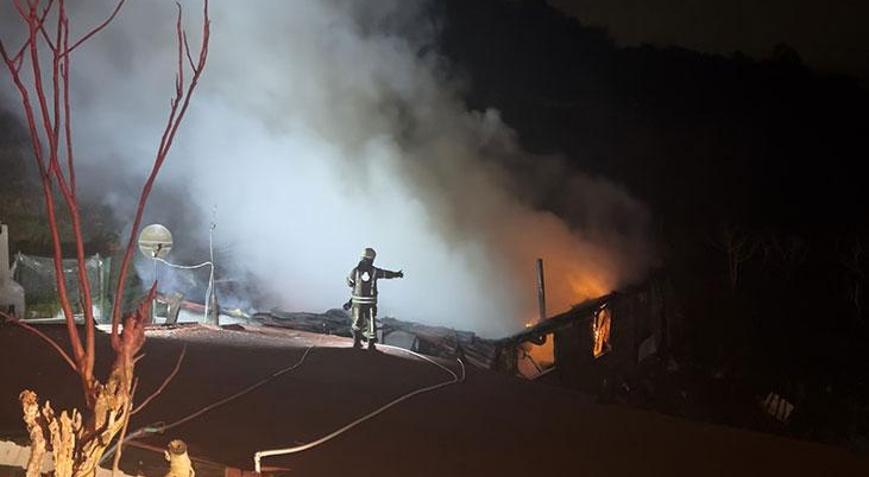 İstanbulda bir evde patlama sonrası yangın çıktı