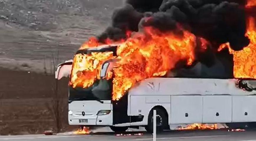 Faciadan dönüldü Seyir halindeki tur otobüsü alev topunu döndü