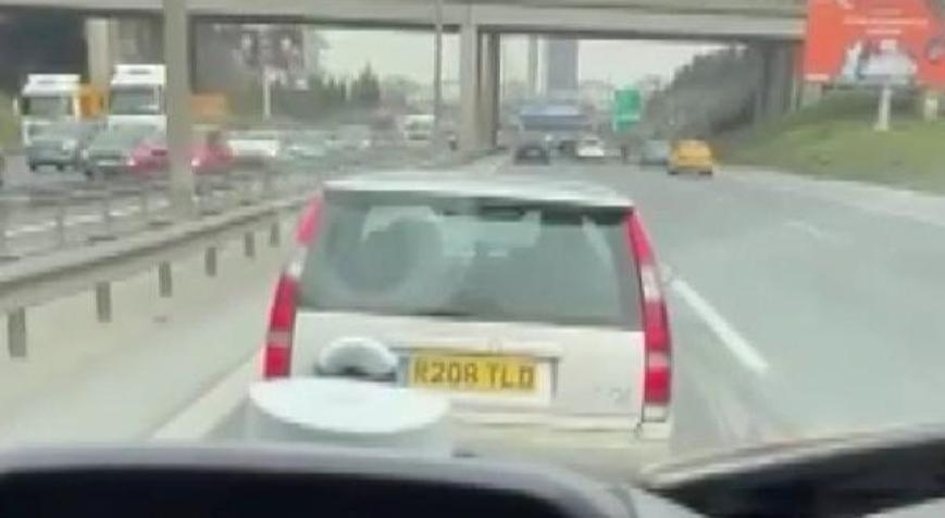 İstanbul - Yabancı plakalı araç ambulansa yol vermedi, sürücü Yol vermiyorum diye bağırdı