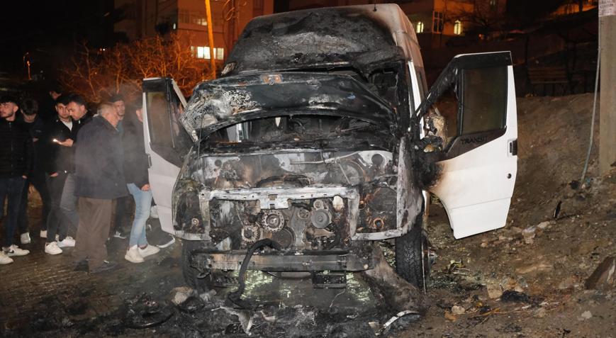 Kayseride park halindeki öğrenci servis minibüsü alev aldı