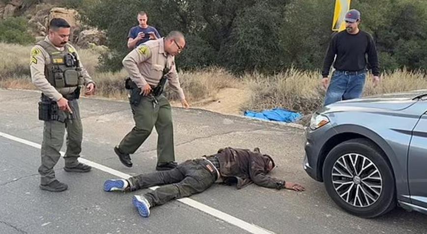 Felaketin eşiğinden dönüldü Mahalle sakinleri yangın çıkarmaya çalışan kişiyi yakaladı