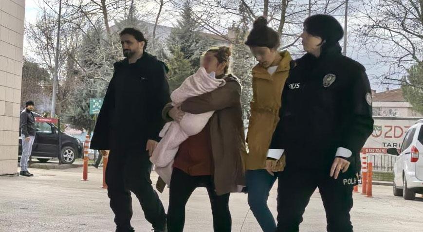 Biri 30, diğeri 25 yaşında Kucaklarında bebekle yakalandı