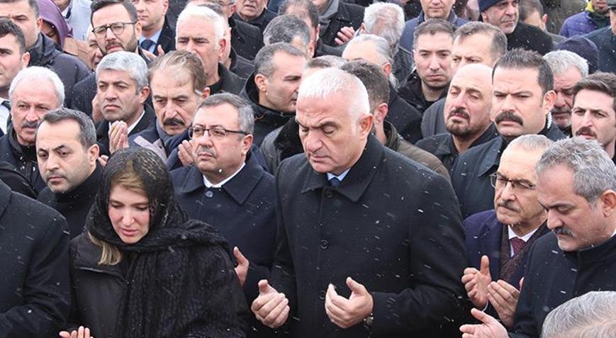 Bakan Ersoydan Deprem Şehitliğine ziyaret