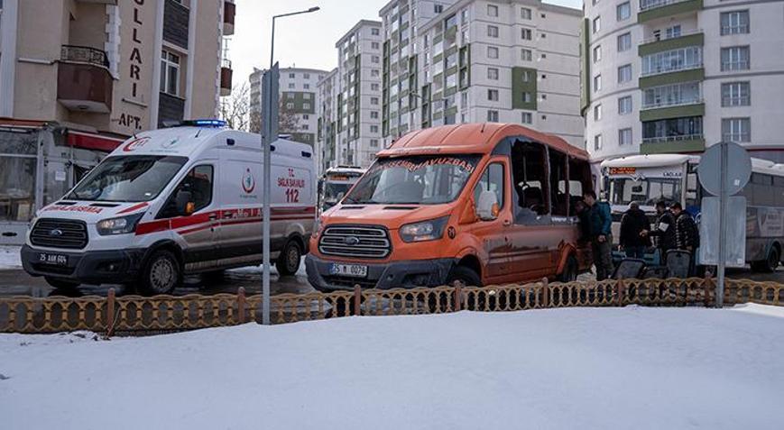 Erzurumda halk otobüsü yolcu minibüsüne çarptı Yaralılar var