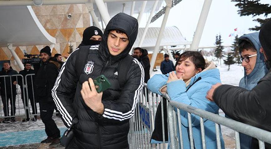 Beşiktaşa Sivasta kar altında karşılama