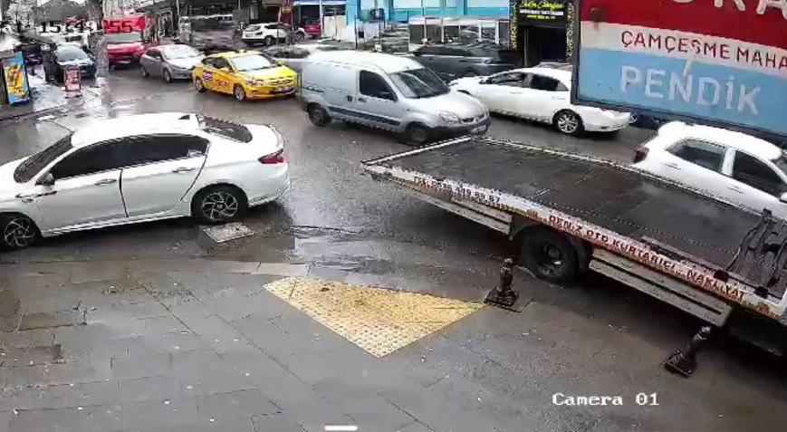 İstanbul - Pendikte trafik tartışmasında otomobil sürücüsü motokuryeye çarptı; o anlar kamerada
