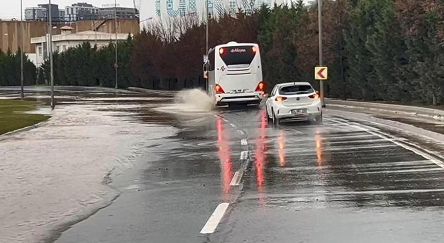 Bakırköyde İSKİye ait su borusu patladı
