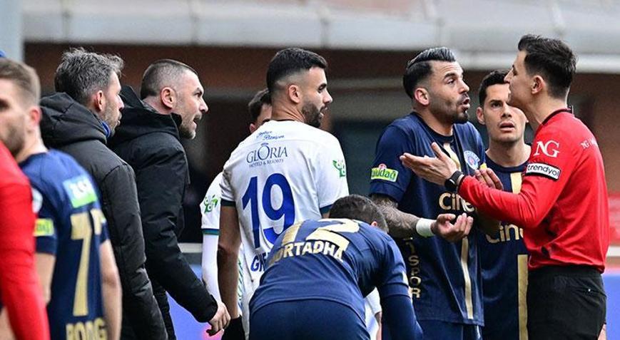 Kasımpaşada Burak Yılmaz kırmızı kart gördü Fenerbahçe maçında cezalı