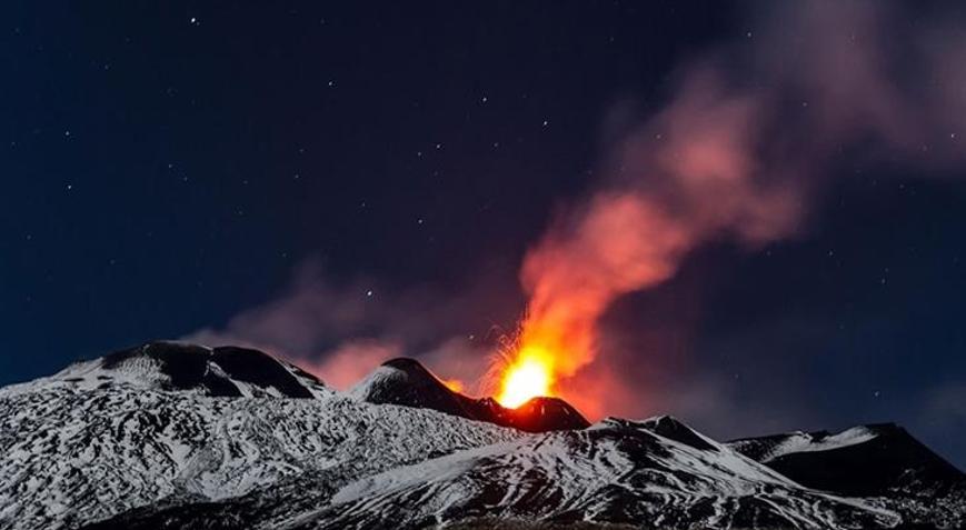 Etna Yanardağında lav akışı başladı