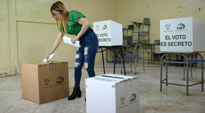 Ekvador sandık başında: 15 aday Noboaya karşı