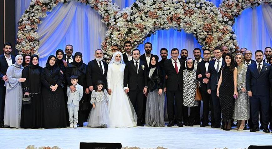 Cumhurbaşkanı Yardımcısı Cevdet Yılmazın oğlu Ferhat Yılmaz, Esra Alperenle evlendi