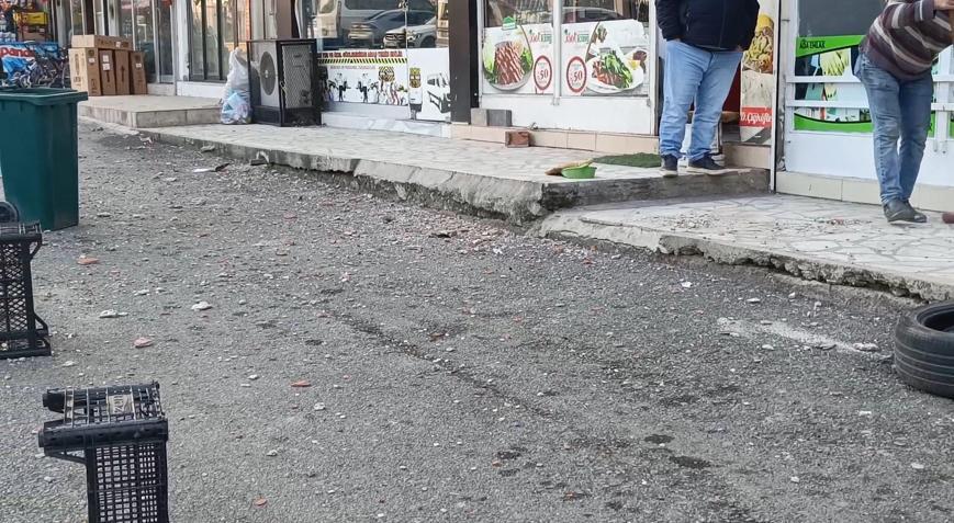 Siirtte, çatı katından kopan sıva ve mozaik parçalarını kontrollü şekilde düşürdüler