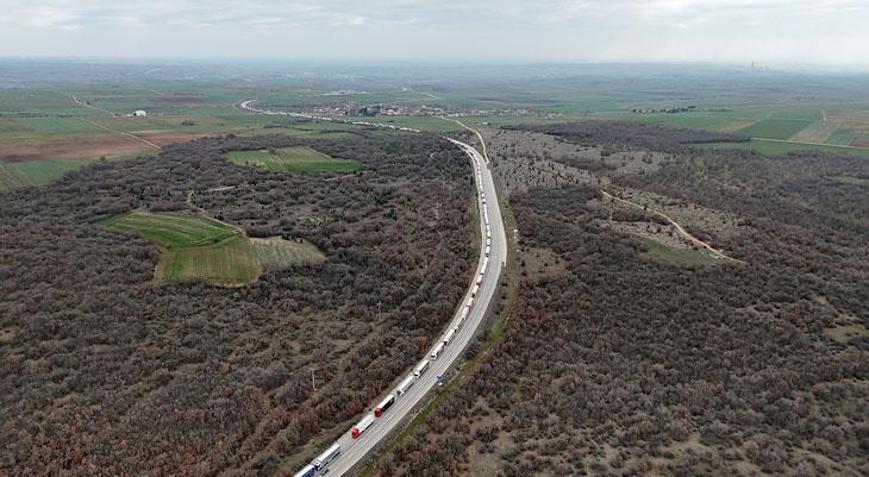 Tır sürücüleri dondurucu soğukta kilometrelerce uzunluktaki sıralarda bekliyor