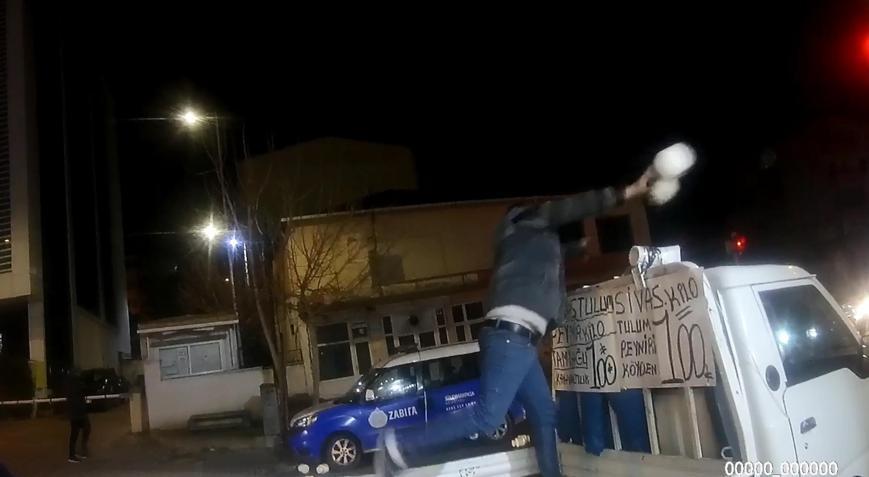 Zabıtanın Satışına İzin Vermediği Peynirleri Kamyonetten Attılar