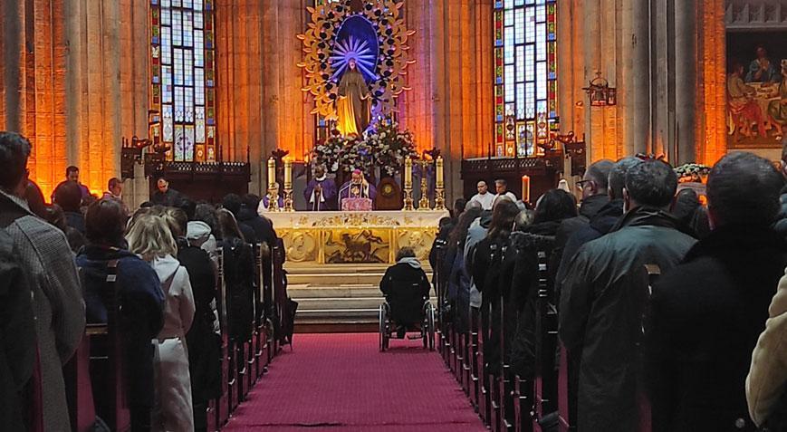 Bıçaklı saldırıda öldürülen İtalyan şefin oğlu için St. Antuan Kilisesinde tören