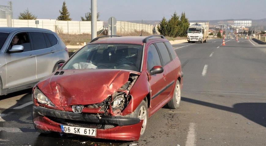 Edirnede 2 otomobil çarpıştı: 3 yaralı