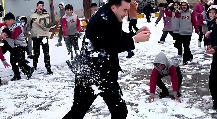 Yahyalı kaymakamı öğrencilerle kar topu oynadı