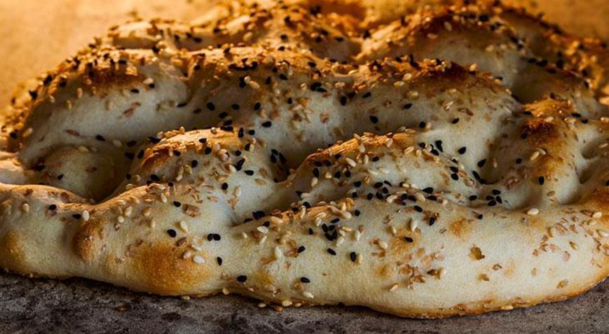 Evde çıtır çıtır bol yumurtalı ramazan pidesi tarifi Artık fırından almak istemeyeceksiniz