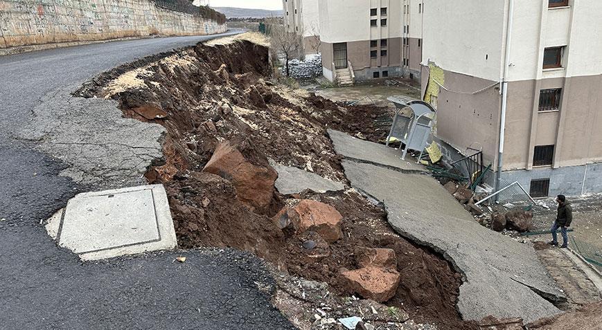 Okulda dehşet anları İstinat duvarı yıkıldı, eğitime ara verildi