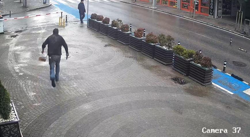 Koltuk değneğiyle sakat rolü yapan dilencinin, zabıtayı görünce koşarak kaçması kamerada
