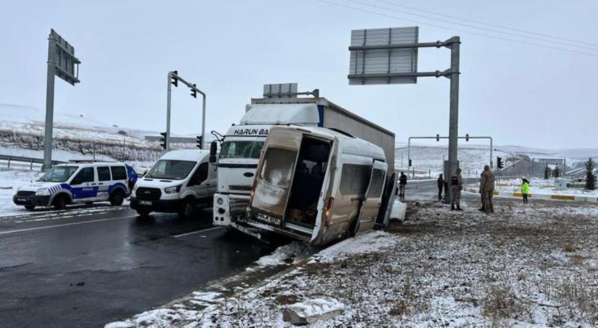 Ağrı’da korkunç kaza: 2’si ağır 8 yaralı