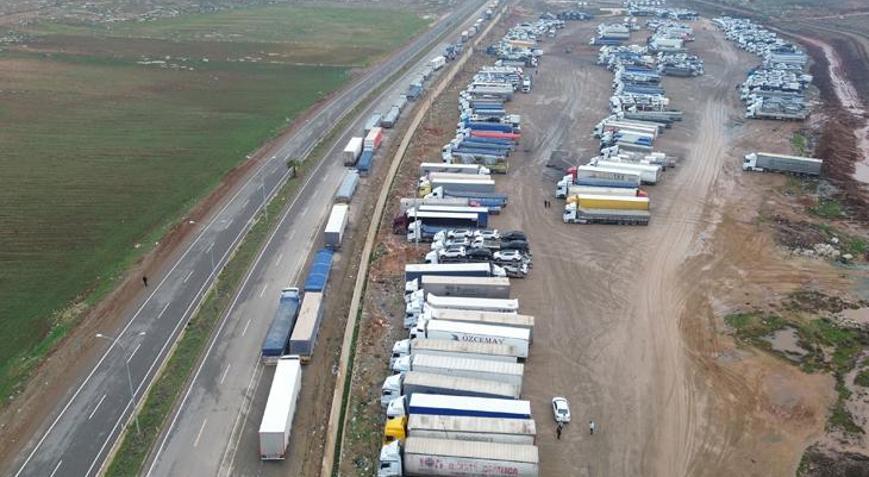 Savaşın bitmesiyle bölge hareketlendi Sınırda TIR yoğunluğu