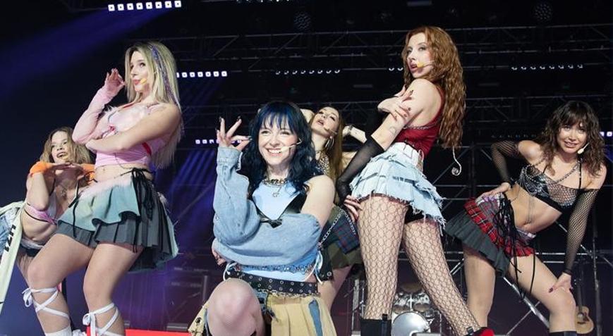 Türkiyenin yeni kız grubuna ilgi büyüyor İlk konser gerçekleşti