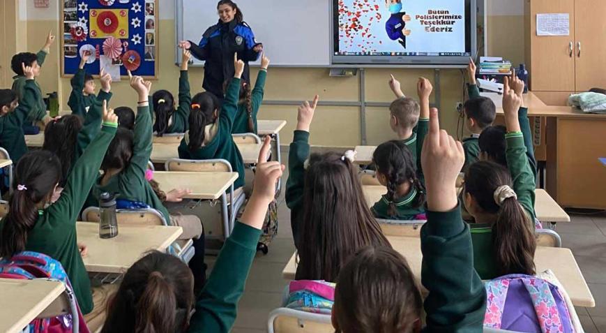 Edirne’de polis, ilkokul öğrencilerine mesleğini tanıttı