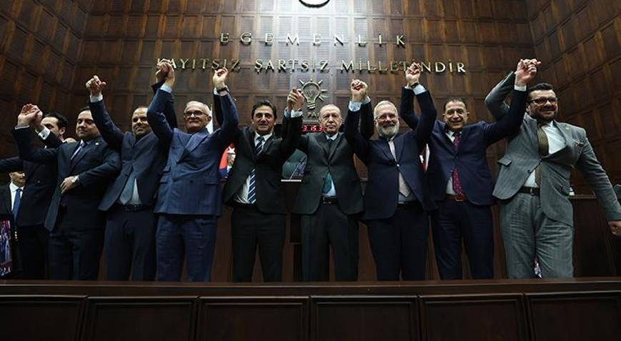 10 belediye başkanı AK Partiye katıldı Rozetleri Erdoğan taktı