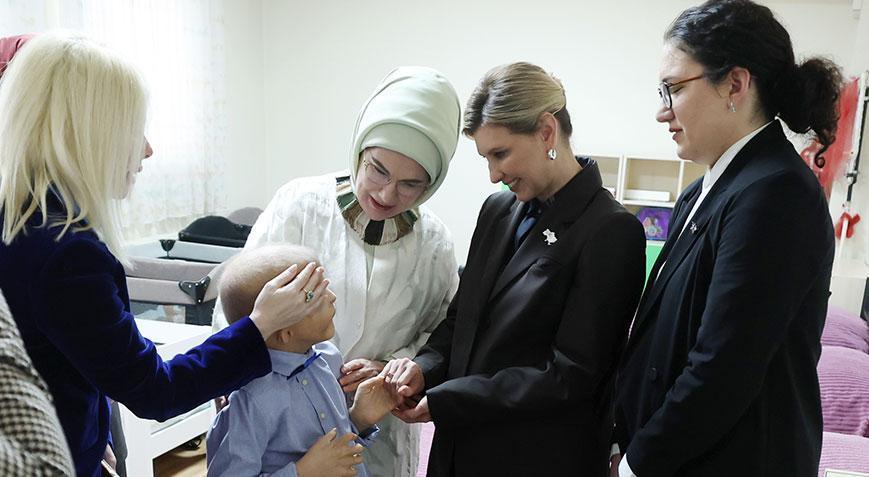 Emine Erdoğan ile Olena Zelenska sağlığına kavuşan Ukraynalı çocuğu ziyaret etti