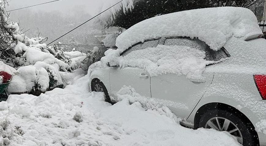 İstanbulun bir ilçesi kara teslim: Sanki sadece buraya yağıyor